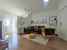 House in center of Gospic with big garden, hotel in Gospić