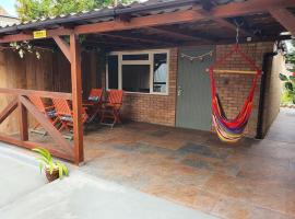 รูปภาพของโรงแรม: DOG FRIENDLY little bungalow with patio & private driveway