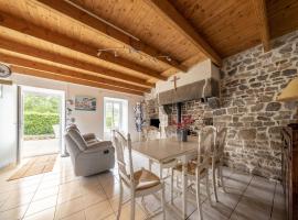 Foto do Hotel: Stone-house cottage in Saussey with garden