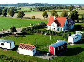 Foto di Hotel: Feriendörfle Fritz - Zirkuswagen (rot)