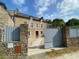 호텔 사진: Stone house typical of the Pays de Rance, 900m from the beach