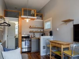 호텔 사진: Tiny House by KABINO Mini Modern TINY HOME Heart of Green Lake Pet Friendly WiFi Loft up Ladder plus Sleeper Sofa