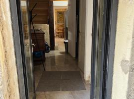 A picture of the hotel: APPARTEMENT CAROMB proche Mont VENTOUX