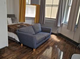 Hotel Foto: 1 Large Comfortable Studio - Prime Location - Garden Access