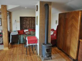 Cozy Mansard Condo, enjoy both - beach and center, hotel i Liepāja