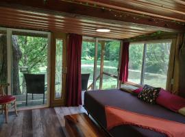 Hotel foto: Pollinator Tiny Cabin, Ev-hot Tub-sauna-waterview