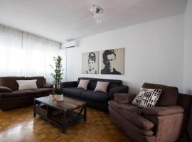 ホテル写真: Large center beach apt Chiara for 8 people