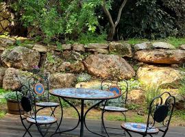 Фотография гостиницы: Alma BaHar - charming 2 bdrm house with garden עלמה בהר - דירת אירוח בלב גן פורח