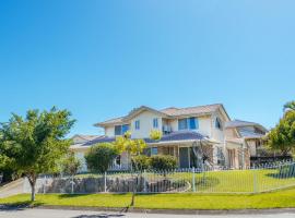 A picture of the hotel: Spacious newly redecorated 5BD Family Home