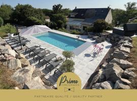 Zdjęcie hotelu: La Villa en Loire, avec Jacuzzi 6 places, Piscine chauffée, boulodrome, salle de jeu, 6 Chambres, vue Loire, 350M2