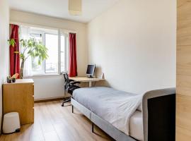 호텔 사진: Digital Nomad Station - Bedroom with Desk nearby Station and Parking with singing birds each morning