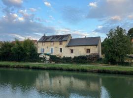 ホテル写真: Maison de charme Sancerre Canal de la Loire