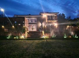 Stilren svit lägenhet med trädäck och laddstation, hotel in Motala