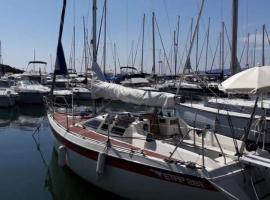 Bateau a quai St Raphaël, 4 couchages , voilier Etap 28i, hotel in Saint-Raphaël