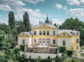 A picture of the hotel: Zámek Dobřenice