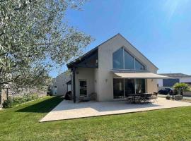 호텔 사진: Villa contemporaine à 2 kms de Chartres