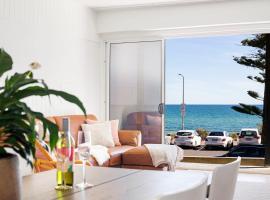 A picture of the hotel: Luxury Beachfront Retreat on Henley Beach Esplanade