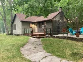 Peaceful Seasonal Wooded Cottage close to everything