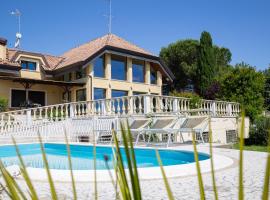 Hotel fotoğraf: Villa Rolls - Porzione di Villa con piscina,giardino e parcheggi