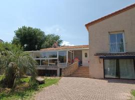 Hotel Photo: Grand Duplex DANS villa familiale 3CH 7 PERS JARDIN, PISCINE