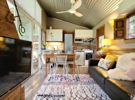 Hotel Photo: Rusty's Hideaway - Adorable tiny house on a beautiful farm