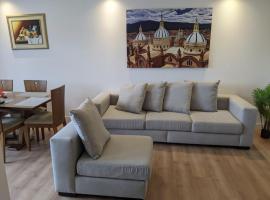 Stunning 5th floor condo w/ scenic view near tran, hotel v destinaci Cuenca