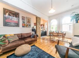 A picture of the hotel: Pass the Keys Rustic and Quirky Flat in Charming Charlton Village