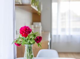 Manni's house with garden & playground, hotel v destinaci Kuressaare