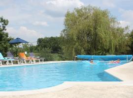 Hotel Foto: Ferme en pierre, site isolé avec piscine