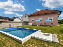 Fotos de Hotel: Stunning Home In Senkovec With Outdoor Swimming Pool