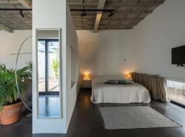 होटल की एक तस्वीर: Loft van 90 m² met grote binnentuin.