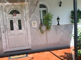 Christina's house with 2 bedrooms and free parking,位于吉诺卡斯特的酒店