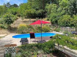 A picture of the hotel: VILLA LES TERRASSES dans la nature avec piscine à 2 pas de Lyon, métro à 15mn à pied pour Lyon centre en 10mn ou bus à 300m pour Lyon centre