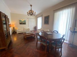 รูปภาพของโรงแรม: Royal Apartment in San Domenico Maggiore