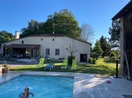 Hotel foto: La Tour du Sorbey - Gîte Nature Familial - Piscine - 3 à 6 Pax