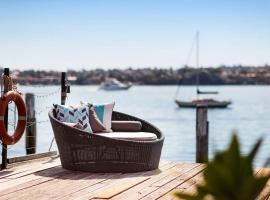 Hotel fotoğraf: Newly Reburbished Sydney Harbourfront Boathouse Escape