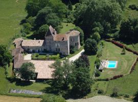 Hotel Foto: Chateau Barayre - beautiful 12th century castle with pool and large garden