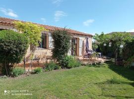 호텔 사진: Jolie maison de 80 m2 avec jardin proche Luberon