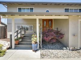 Hotel fotografie: Charming San Jose Home with Covered Patio and Backyard