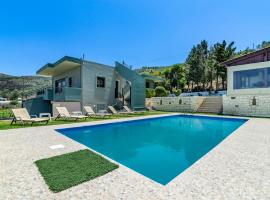 Foto di Hotel: House with Pool & Garden for Families & Friends 2