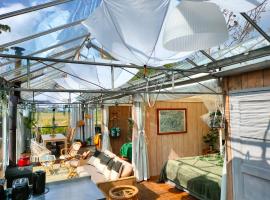 होटल की एक तस्वीर: Vrijstaande accommodatie Glamping de Kas InN