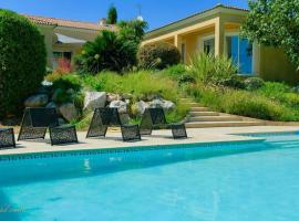 A picture of the hotel: Villa avec piscine, salle de jeux