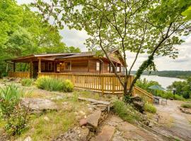 Фотография гостиницы: Scenic Eagle Rock Retreat on Table Rock Lake!