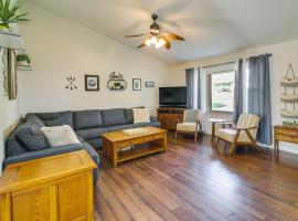 Hotel Photo: Single-Story Webb City Home with Deck and Gas Grill!