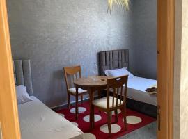 รูปภาพของโรงแรม: Chambre privé Sidi Youssef Agadir