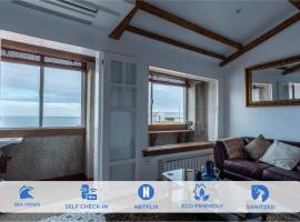 Fotos de Hotel: Ático con terraza y vistas al mar.
