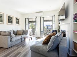 호텔 사진: Renovated Terrace-Style Apartment in Woollahra