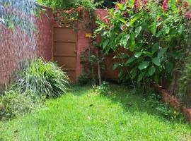 Chalé confortável em Alter do Chão, hotel em Alter do Chão