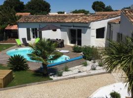 Très belle villa, 4 chambres, piscine et jacuzzi, hotel v destinaci Rivedoux-Plage