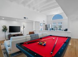 Hotel Photo: Chic Uptown Phoenix Home - Pool Table & Perfect Location